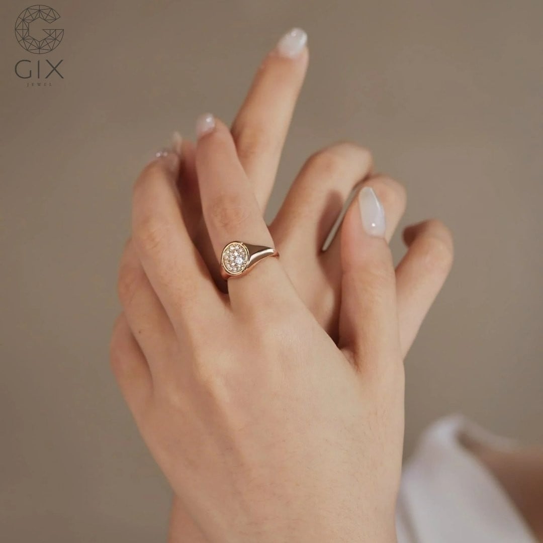 Nhẫn signet tròn đinh đá