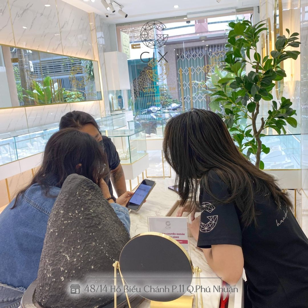 Quá trình tư vấn 1:1 tại cửa hàng Gix Jewel