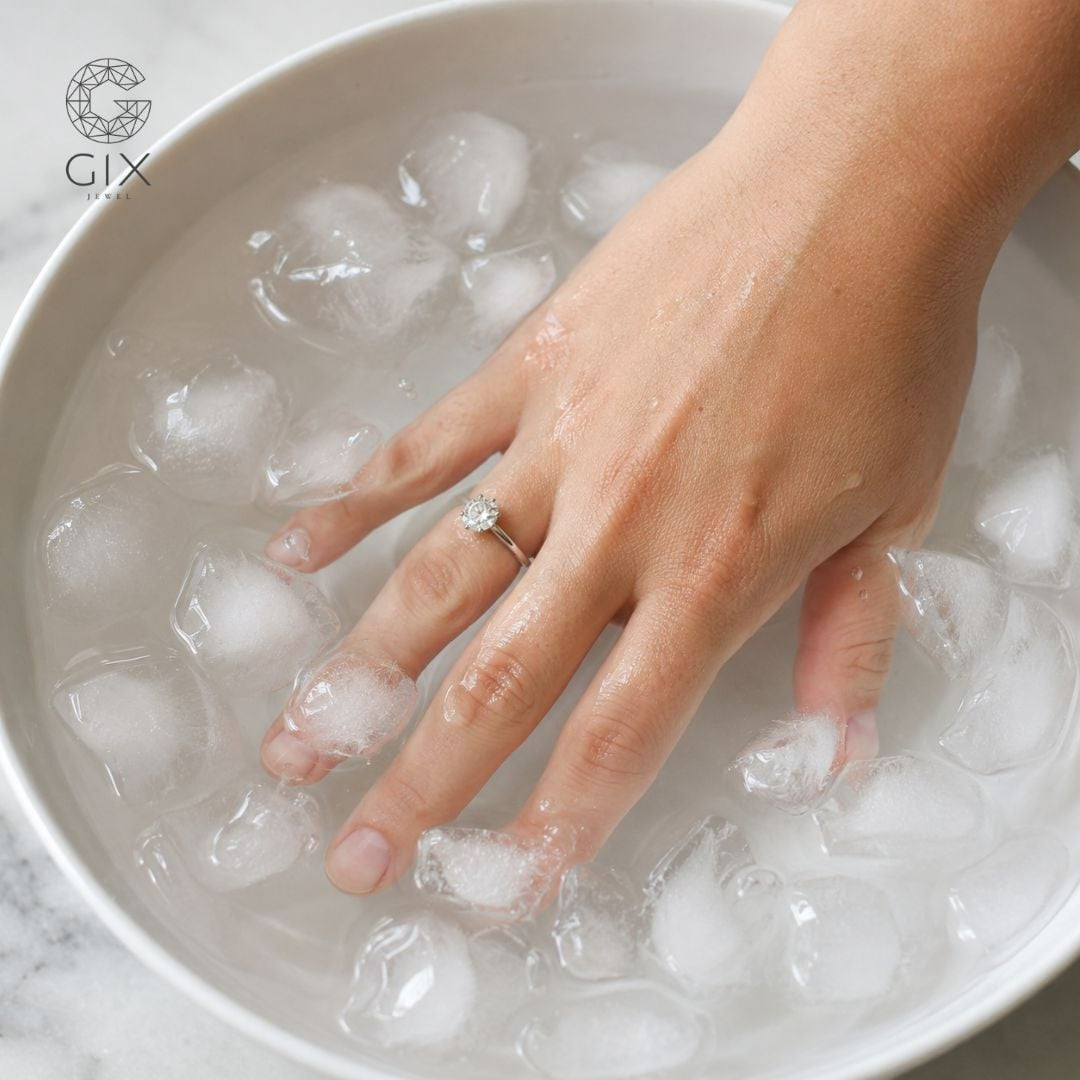 Sử dụng nước lạnh hoặc đá viên để tháo nhẫn khi bị chật