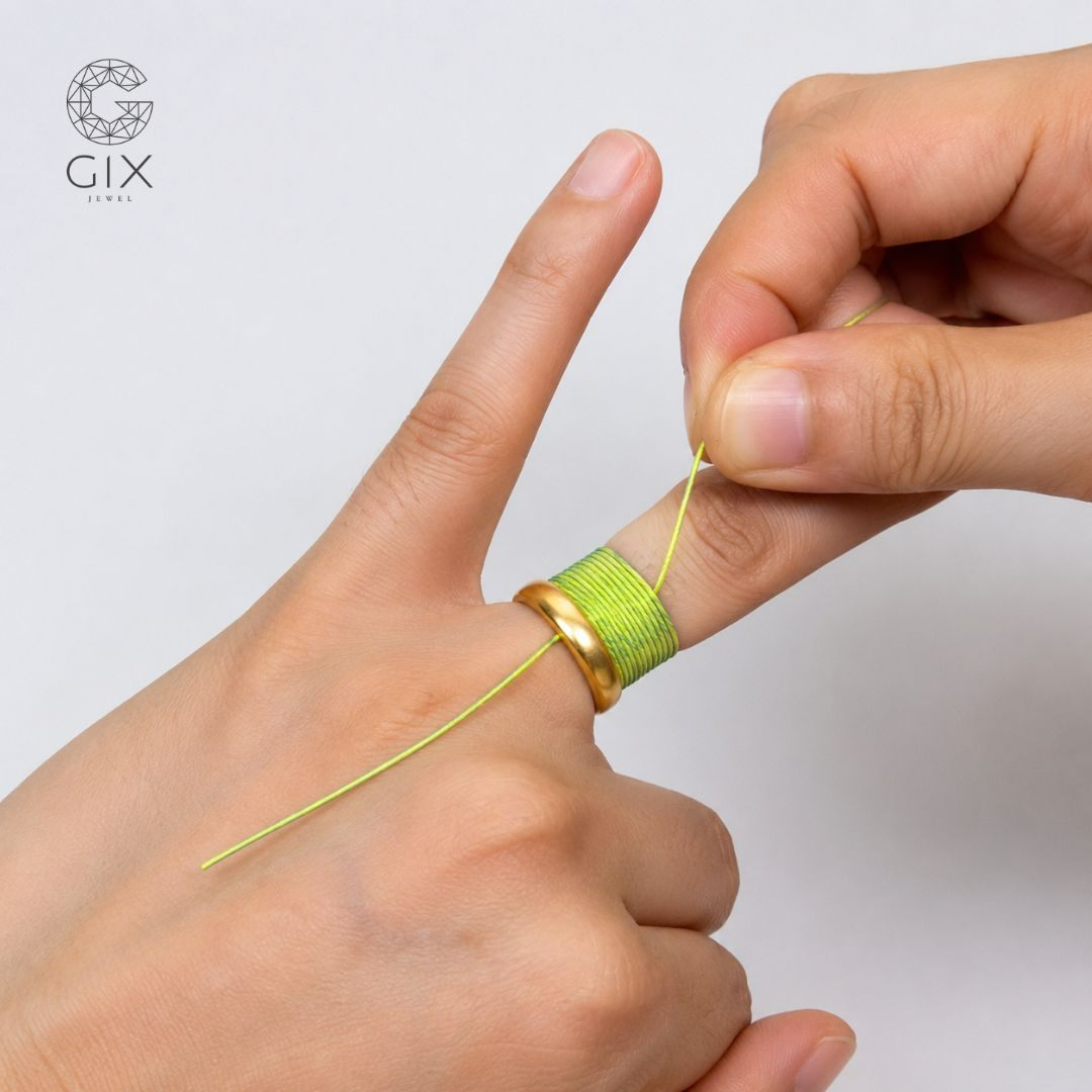 Cách tháo nhẫn quá chật bằng chỉ nha khoa