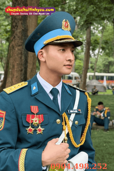 Chàng bộ đội Việt mạnh mẽ