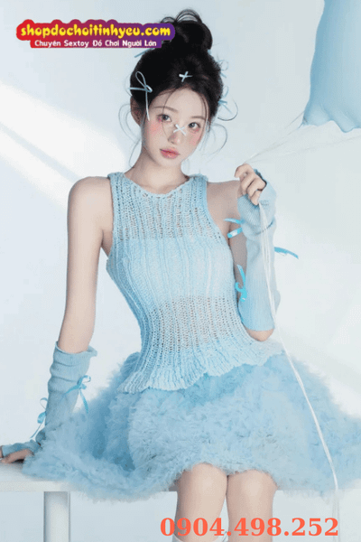 Ảnh gái xinh váy ngắn phối basic