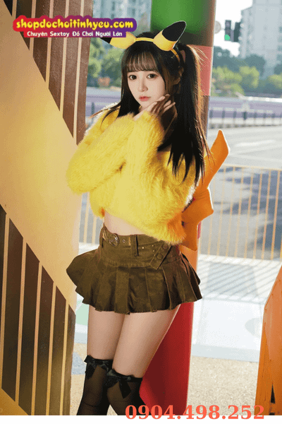 Nữ pose váy dịu nhẹ