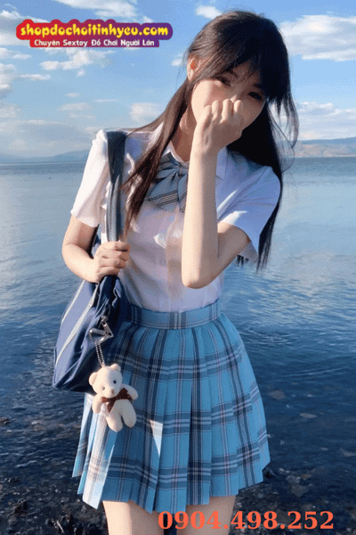 Nữ xinh mặc váy đơn giản