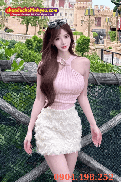 Cô gái dáng tiểu thư