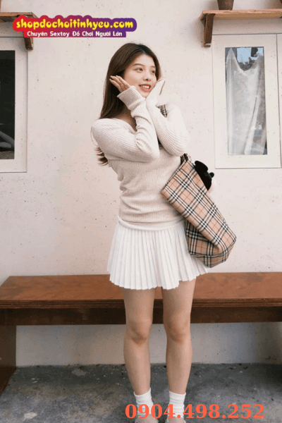 Gái xinh mặc váy ngắn đầy tự tin và năng động