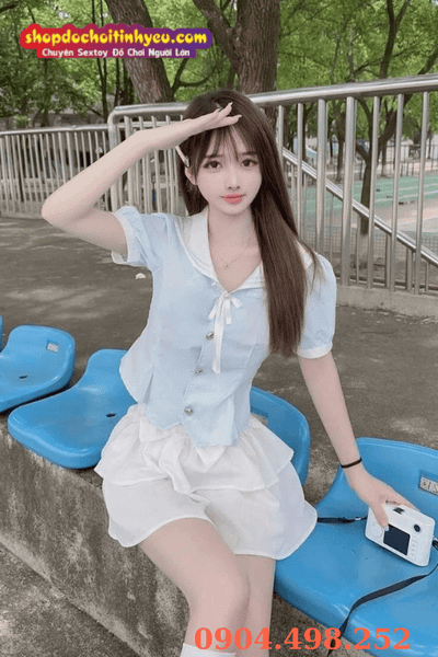 Nữ sinh mặc váy ngắn