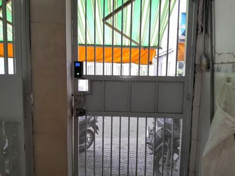 Lắp đặt khóa cổng vân tay cho khu căn hộ dịch vụ của chị Hương Bình Thạnh