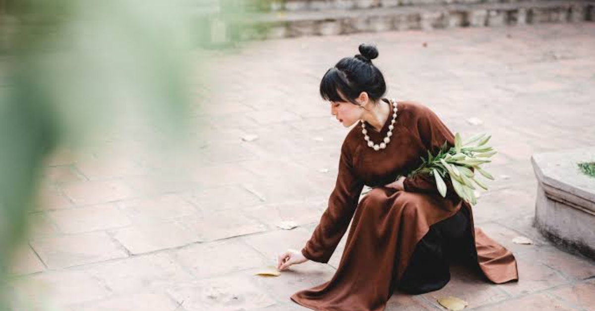 nhung-luu-y-ve-mau-sac-va-hoa-tiet-khi-mac-vay-di-chua