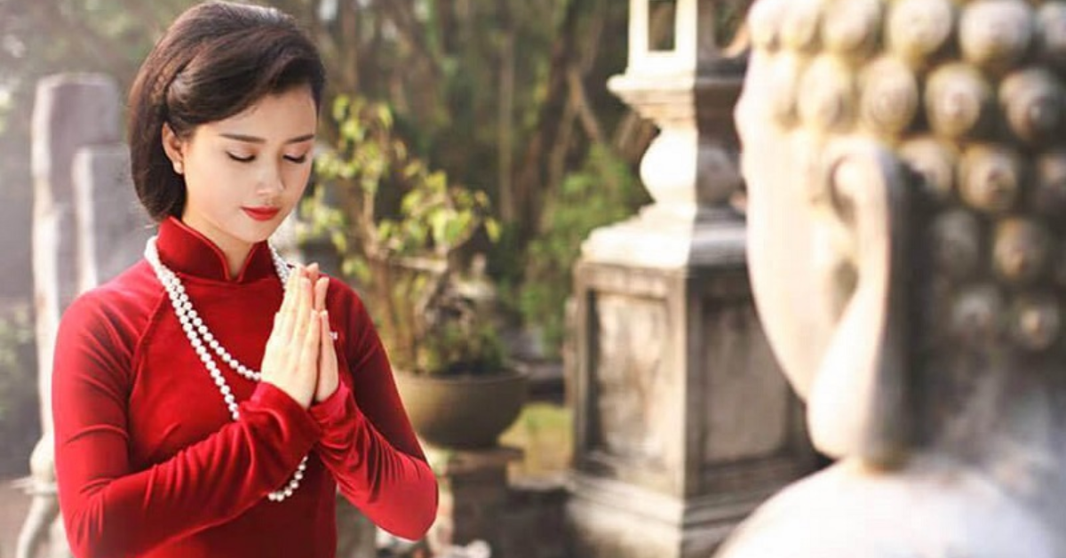 cach-chon-trang-phuc-di-chua-theo-tung-hoan-canh