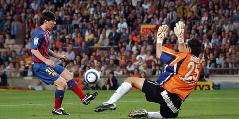 Lionel Messi đã ghi bàn thắng đầu tiên với một đôi ... Nike Tiempo?