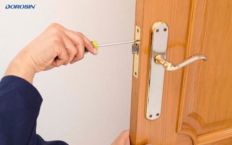 sửa chữa cửa gỗ bị cong vênh 2