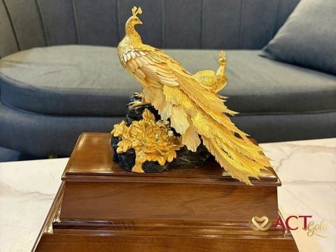Tượng đôi chim công mạ vàng có ý nghĩa gì trong phong thủy?