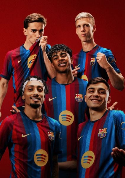 Banner áo đấu Barcelona sân nhà Home Kit mùa giải 2026 2027 với Lamine Yamal, Pedri, Gavi, Raphinha và Dani Olmo chính hãng tại Nhện