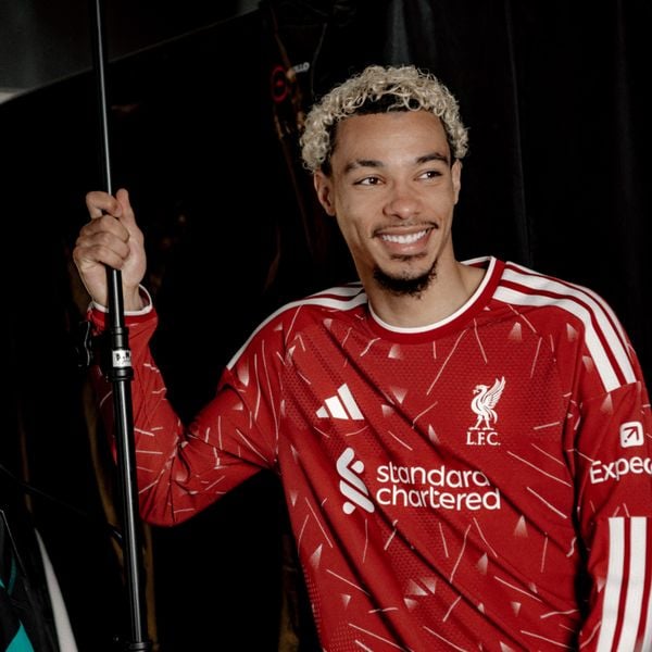 Hình ảnh mặc thực tế áo bóng đá Liverpool sân nhà 2026/27 tay dài chính hãng