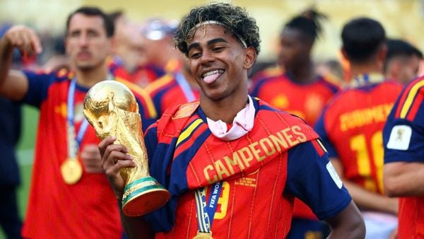 Cầu thủ Lamine Yamal nâng cúp vàng vô địch World Cup 2026 trong trang phục áo đấu Tây Ban Nha Campeones