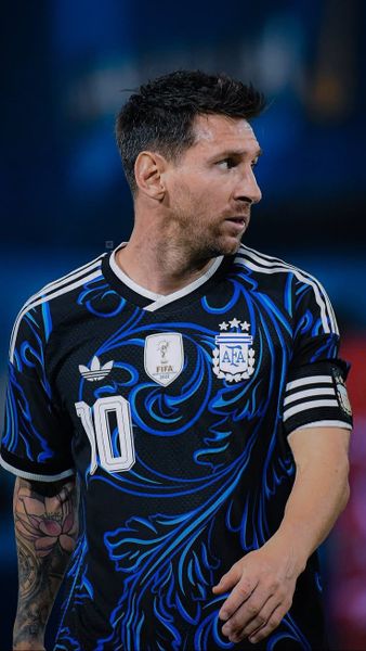 Lionel Messi mang băng đội trưởng trong màu áo đấu số 10 đội tuyển Argentina gắn patch FIFA World Champions 3 sao