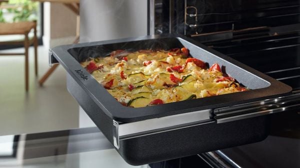 Miele DGC 7250 có chức năng nướng có hỗ trợ hơi ẩm giúp thức ăn vừa giòn vừa mềm