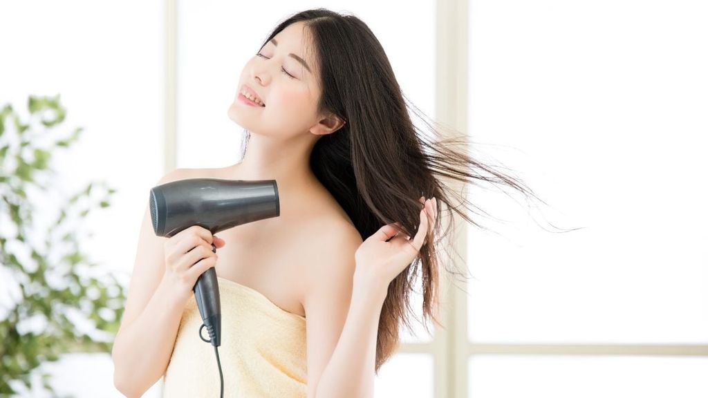 Nên sấy tóc ở nhiệt độ vừa phải