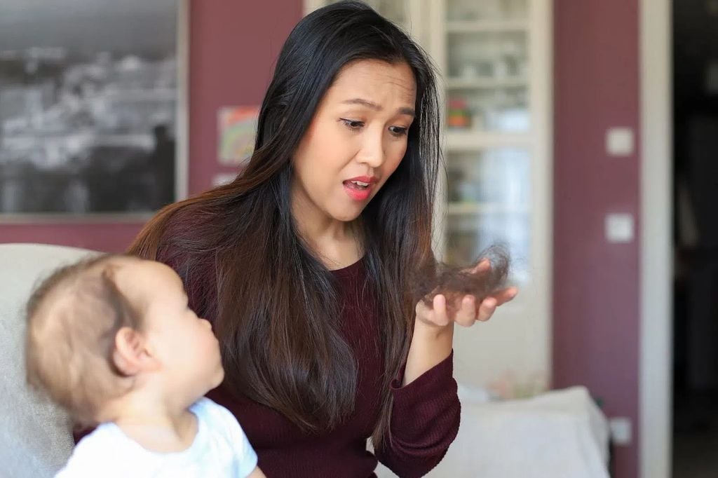 Tìm hiểu lí do khiến tóc rụng sau sinh