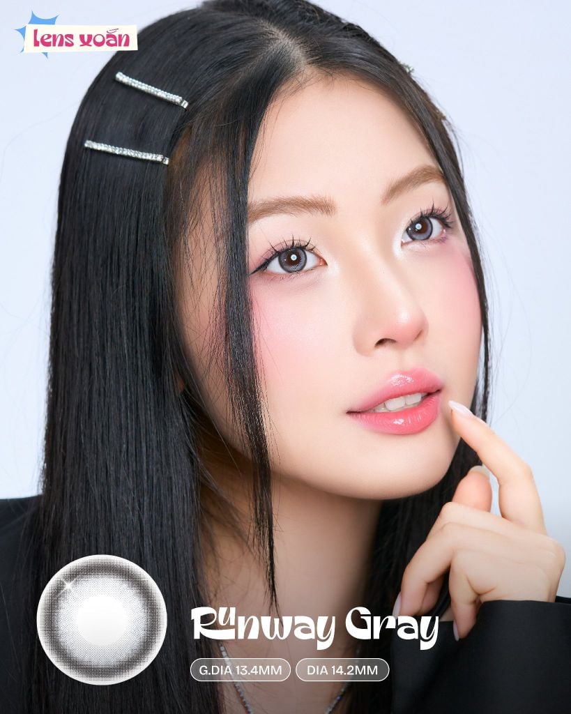 Runway Gray trên người mẫu tóc đen với makeup hồng và phụ kiện bạc