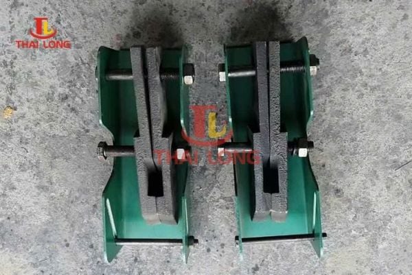 Nguyên lý hoạt động và cấu tạo chi tiết của kẹp ray chống gió cổng trục