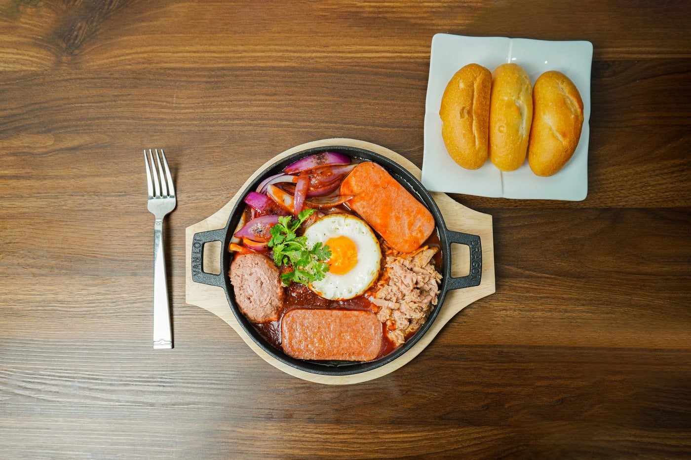 Chảo gang bánh mì áp chảo kiểu Mỹ với thịt hộp Tulip, trứng ốp la và hành tây, ăn kèm bánh mì đặc ruột