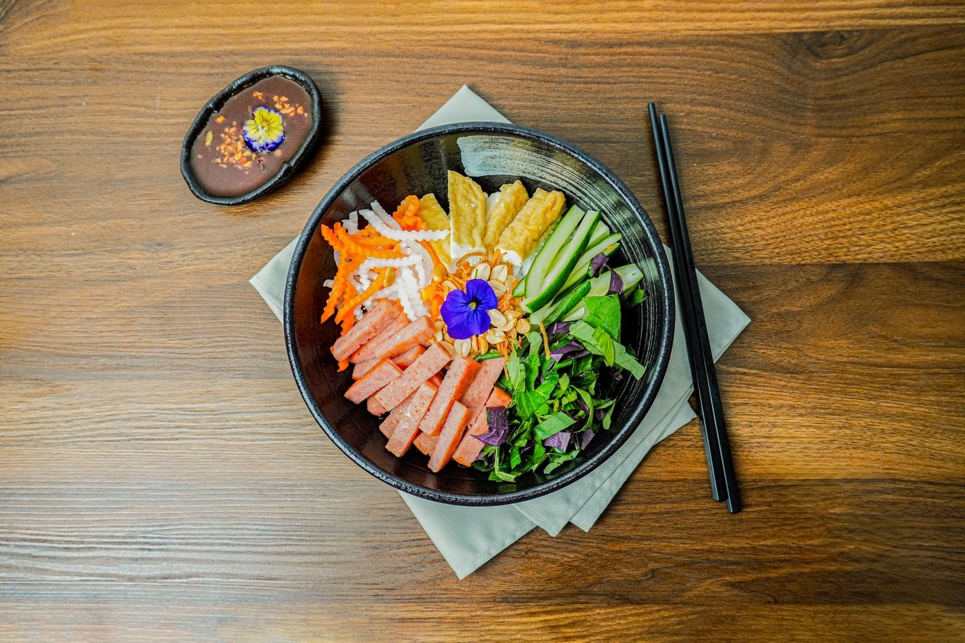 Tô bún nước tương trộn thịt hộp Tulip với đậu hũ áp chảo, đồ chua, rau sống và đậu phộng