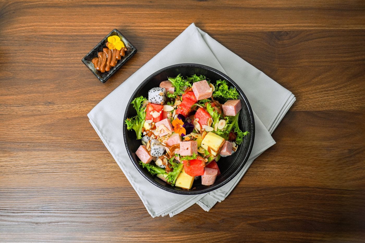 Tô salad trái cây nhiệt đới với thịt hộp Tulip, dưa hấu, thanh long, xoài và hạnh nhân lát