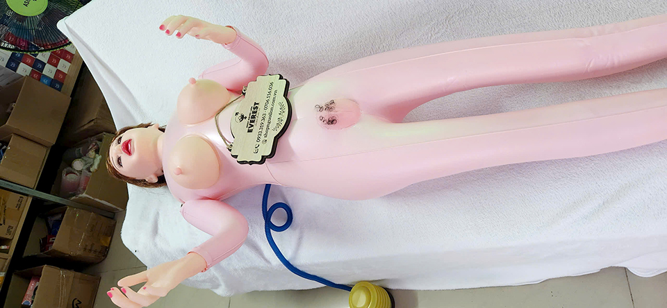 Búp bê loại này được thiết kế để bơm hơi trước khi sử dụng