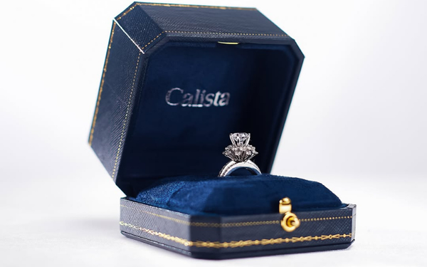Hộp quà nhẫn cầu hôn Calista sang trọng mở ra, lộ chiếc nhẫn mạ Rhodium lấp lánh dưới ánh đèn