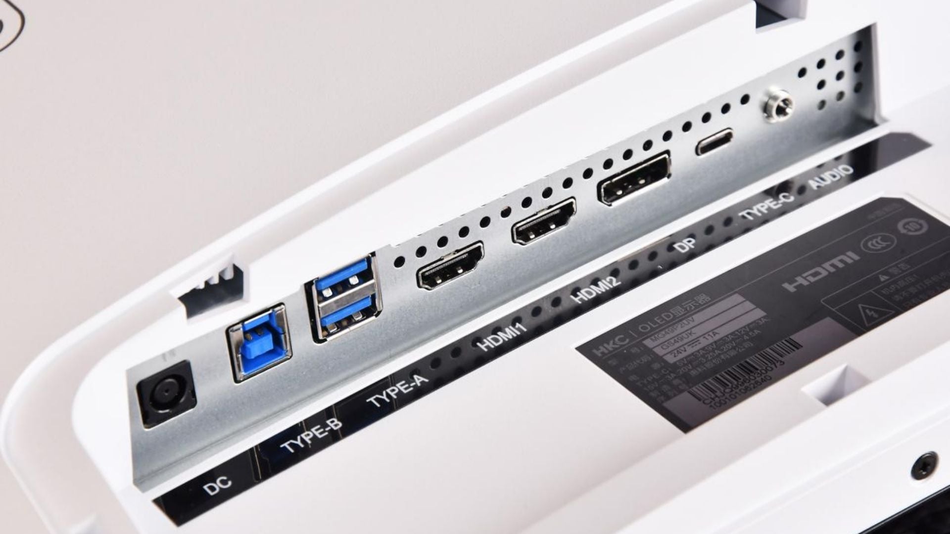 Màn hình gaming HKC GS49UK – Hệ thống cổng kết nối đa dạng và mạnh mẽ