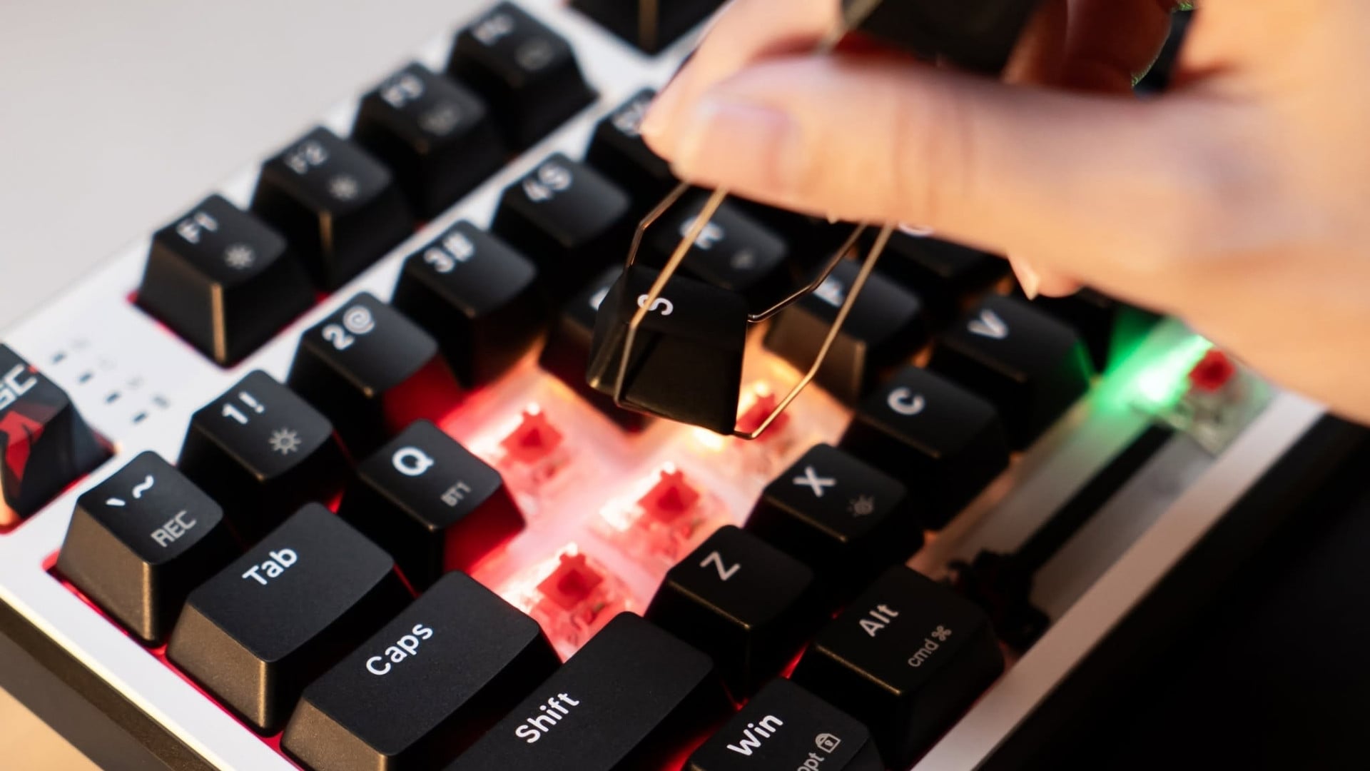 E-Dra EK398S chọn đúng hướng an toàn nhưng hiệu quả khi sử dụng Red Switch