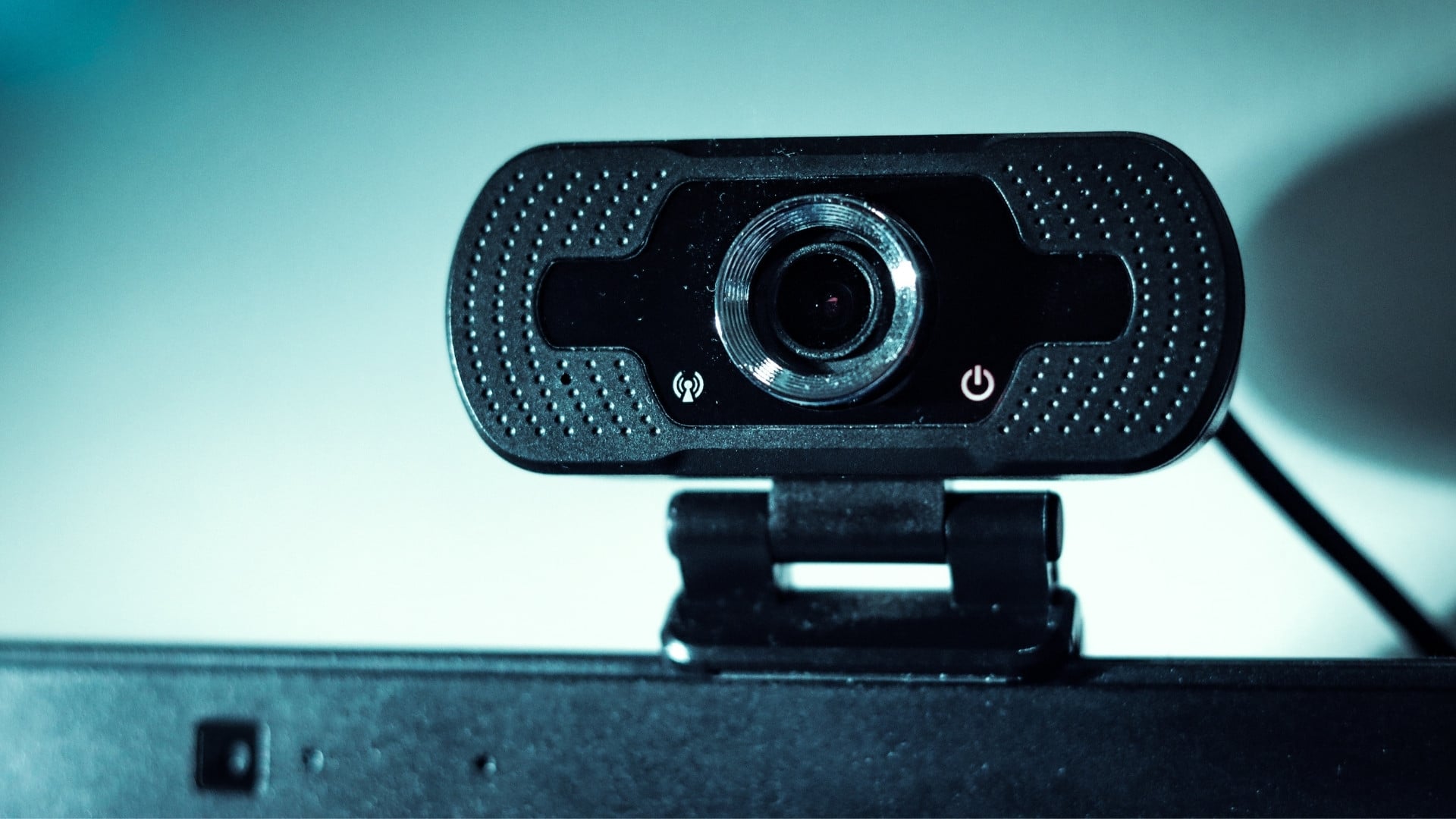 Webcam là thiết bị ghi hình nhỏ gắn hoặc kết nối qua cổng USB