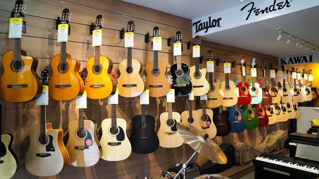 Đàn guitar tại Việt Thương Music