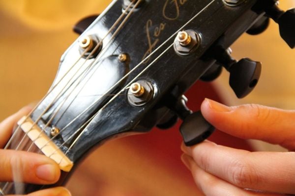 Thay dây đàn guitar tại Việt Thương Music