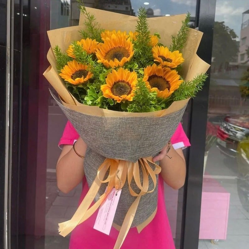 Tặng mẹ hoa hướng dương là lời chúc mẹ luôn vui vẻ, hạnh phúc