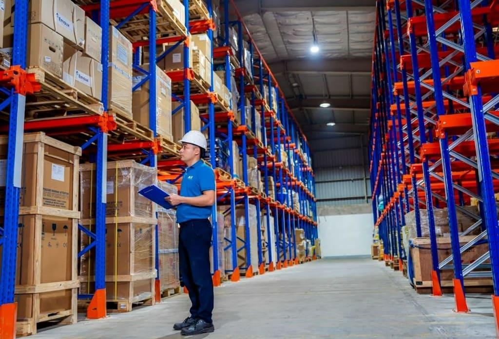 Thực hiện thủ tục đưa hàng vào kho hàng ngoại quan