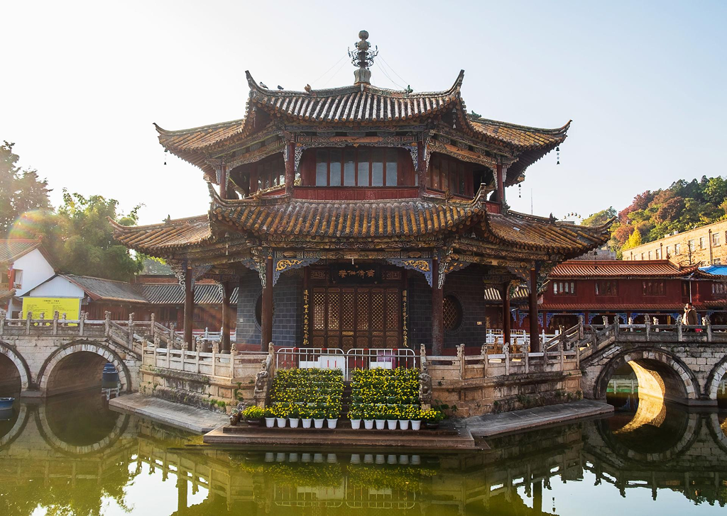 Không gian thanh tịnh bên trong chùa Viên Thông cổ kính