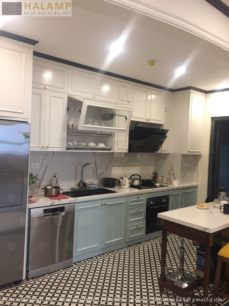 Tủ bếp kết hợp gỗ tự nhiên và công nghiệp sơn màu