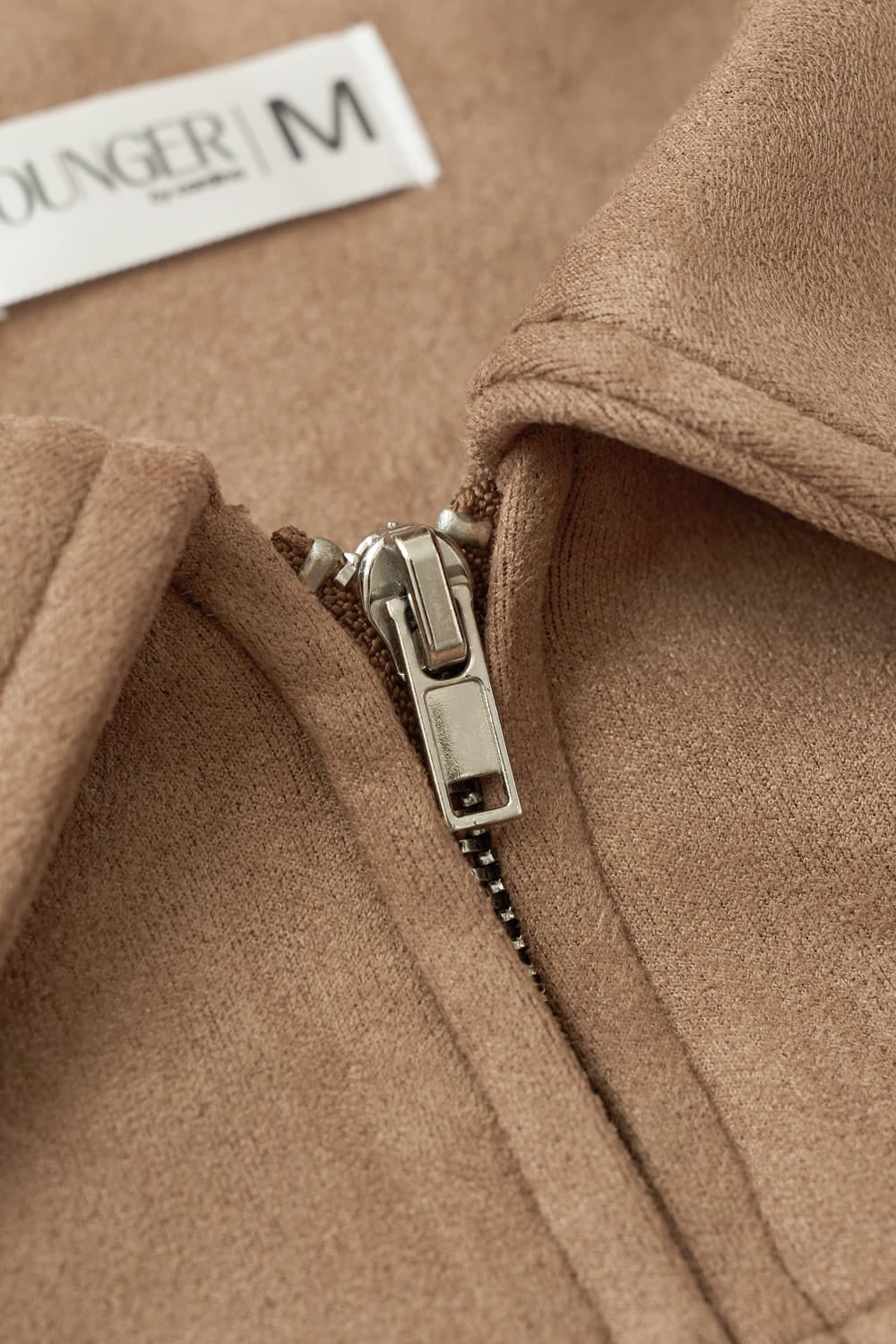 Áo khoác dáng ngắn gấu bom phối tay lật