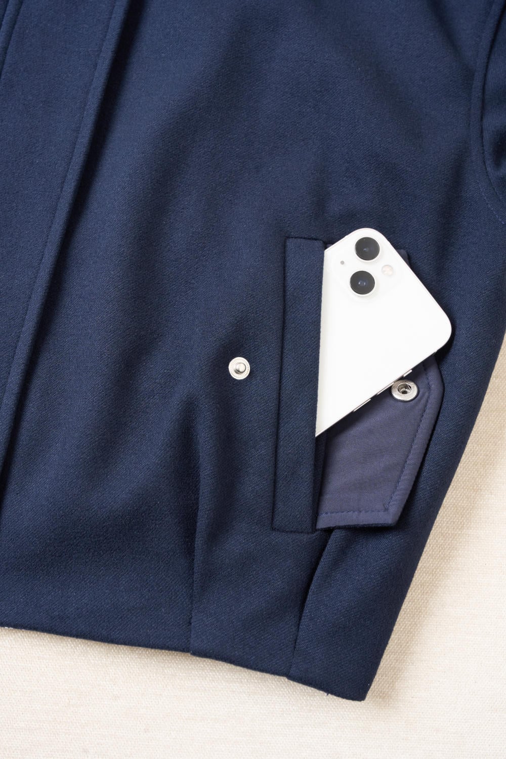 Áo khoác dạ mềm dáng ngắn phối cổ sơ mi kẻ thanh lịch