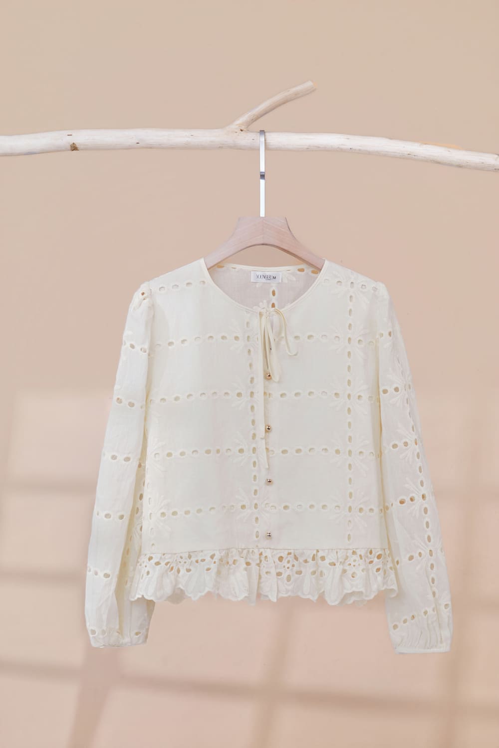 Áo kiểu cổ tròn dài tay gấu ren