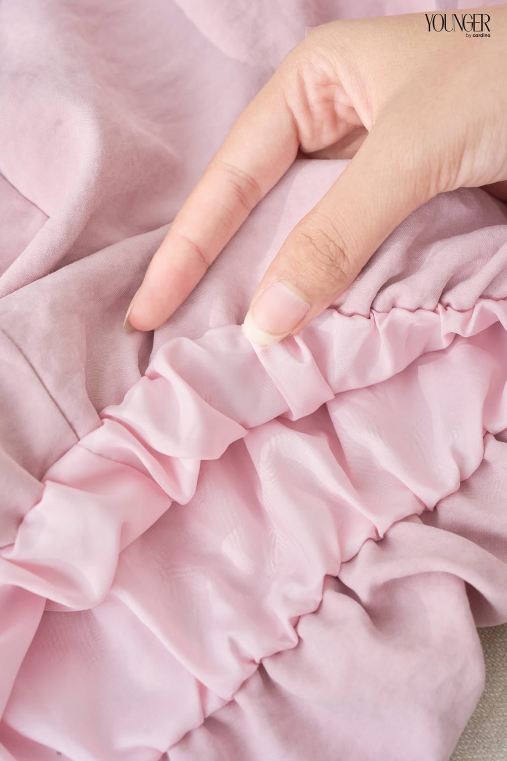 Áo sơ mi nữ Younger dòng Trẻ trung vải gió nhung dáng cổ đức dài tay gấu bo