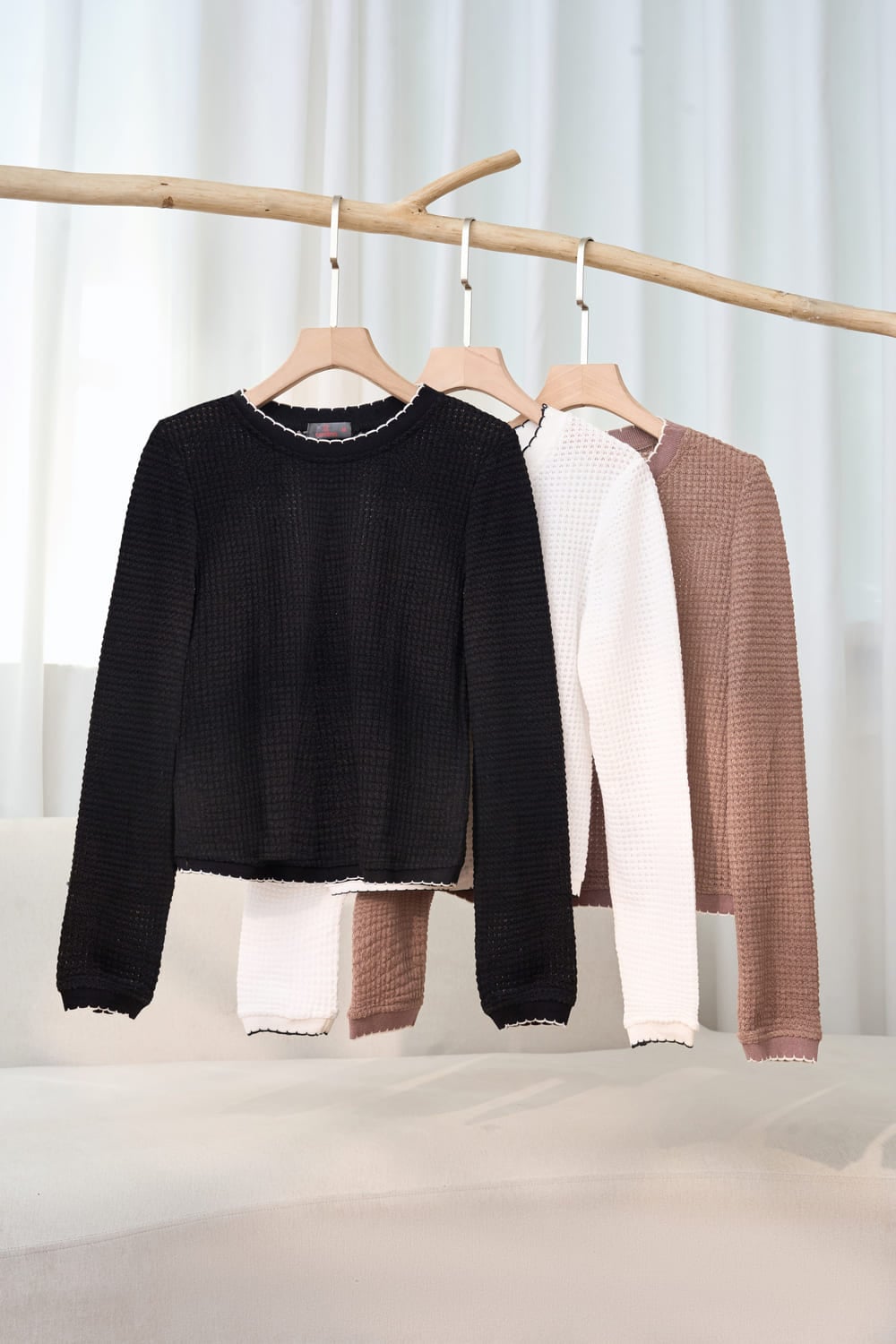 Áo len nữ dệt tổ ong dài tay cổ tròn phối viền