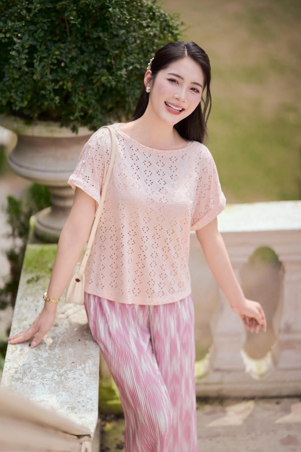 Áo phông nữ cách điệu