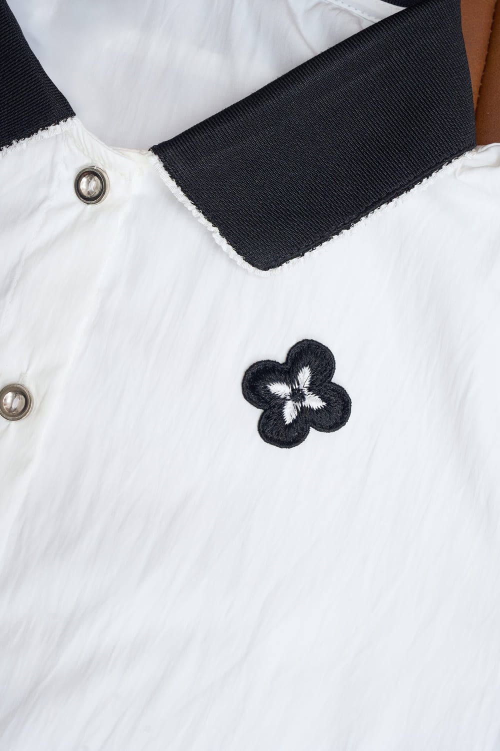 Áo sơ mi vải thô gió tay cộc gấu rút phối cổ