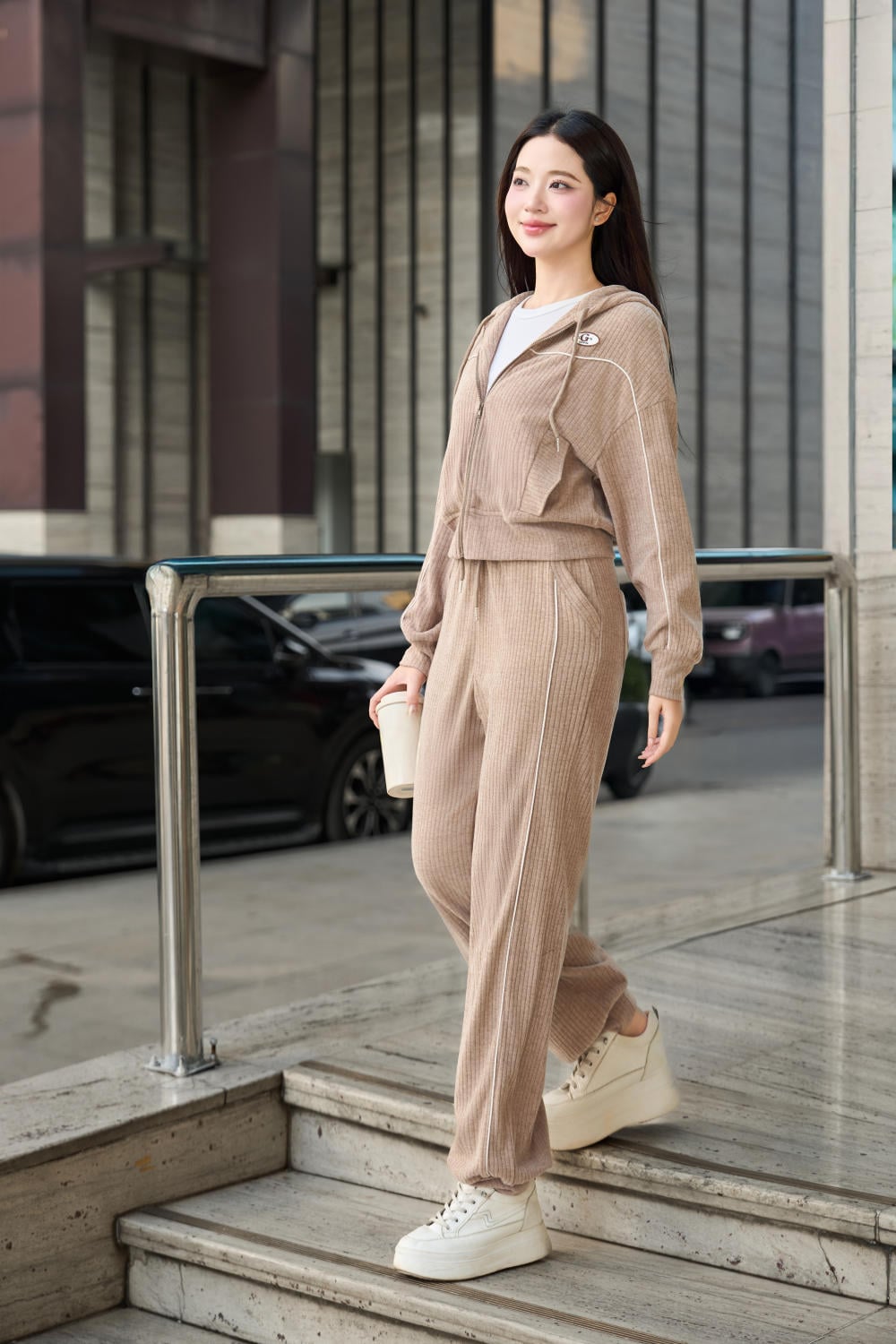 Quần dài nỉ cừu bo gấu cạp chun phối lé năng động.