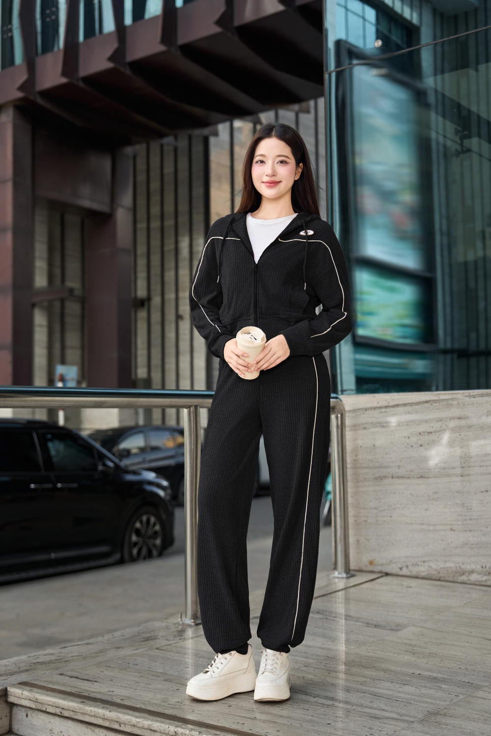 Quần dài nỉ cừu bo gấu cạp chun phối lé năng động.