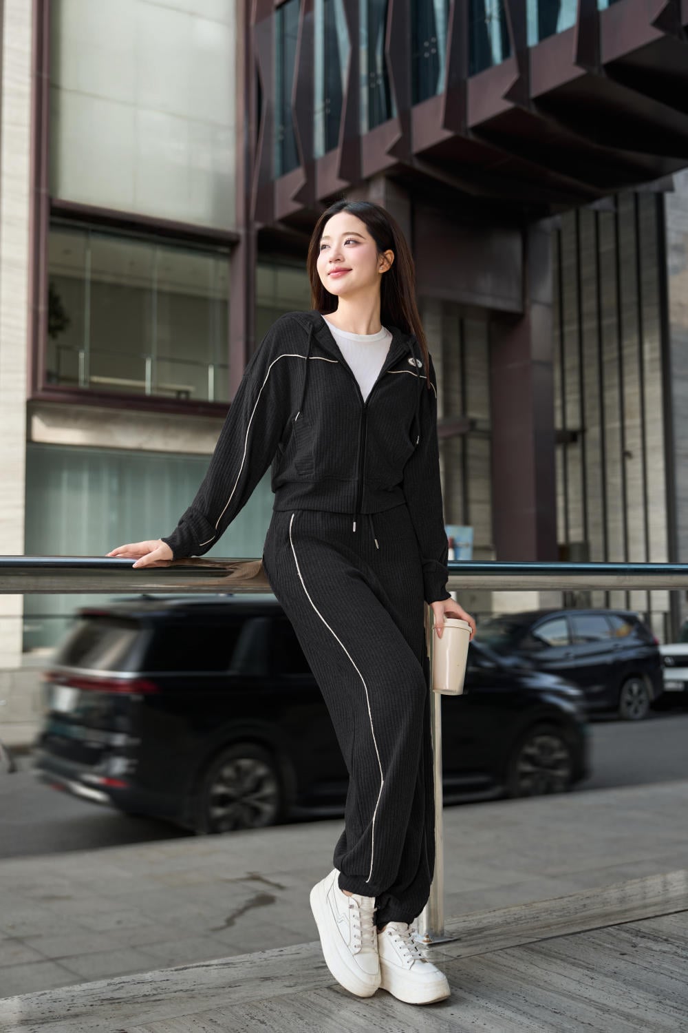 Quần dài nỉ cừu bo gấu cạp chun phối lé năng động.